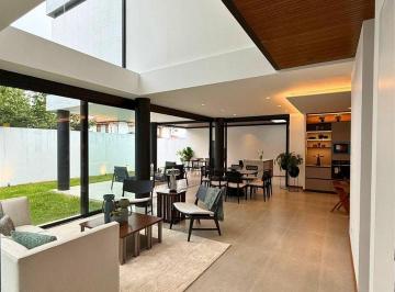 Casa · 297m² · 3 Habitaciones · 2 Estacionamientos · Casas de Venta en Puembo, Vía Arrayanes