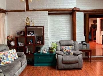 Casa de 4 habitaciones, Quito · Arriendo Hermosa Casa Tipo Tipo Cabaña en Conjunto Familiar con Jardin Sector de Tumbaco