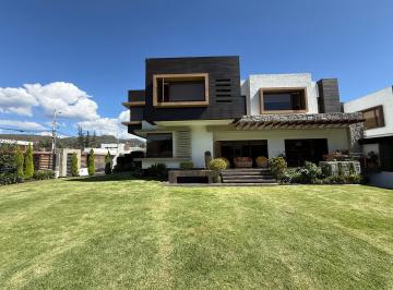 Casa · 900m² · 4 Habitaciones · 7 Estacionamientos · Casa en Venta en Challuabamba