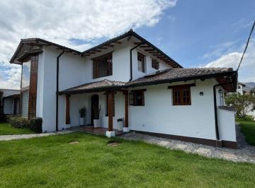 Casa de 4 habitaciones, Quito · Casa en Venta en Tumbaco, La Morita – Estilo Español 1.065 m² de Terreno, Suite Independiente