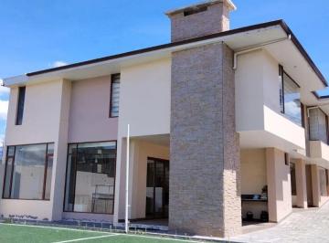 Casa · 333m² · 3 Habitaciones · 6 Estacionamientos · Casa de Venta con Terreno en Calderón, Centro Landazuri