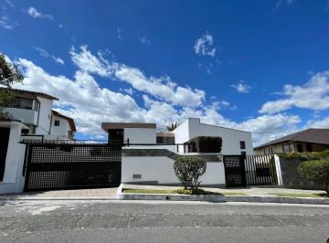 Casa de 4 habitaciones, Quito · Casa Renovada en Miravalle Cumbaya