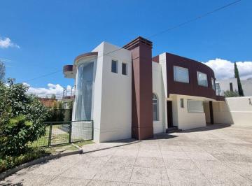 Casa de 4 habitaciones, Quito · Casa en Arriendo 480 m² en Cumbayá