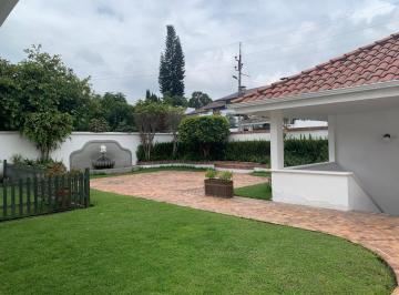 Casa · 260m² · 3 Habitaciones · 2 Estacionamientos · Casa de Renta en Cumbaya, Urb. Jardines del Este 1