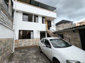 Casa de 6 habitaciones, Quito · C/ Carcelén Bajo, Casa Rentera en Venta, 3 Departamentos
