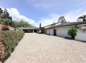 Casa · 900m² · 3 Habitaciones · 10 Estacionamientos · Venta Casa Quinta en Una Sola Planta 800 m² Contruccion, 4000 m² de Terreno Pusuqui