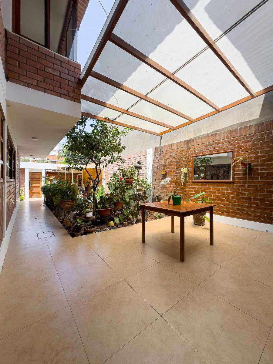 Venta de Casa en Santiago de Surco - Lima 5 Dormitorios y - 151442770 ...